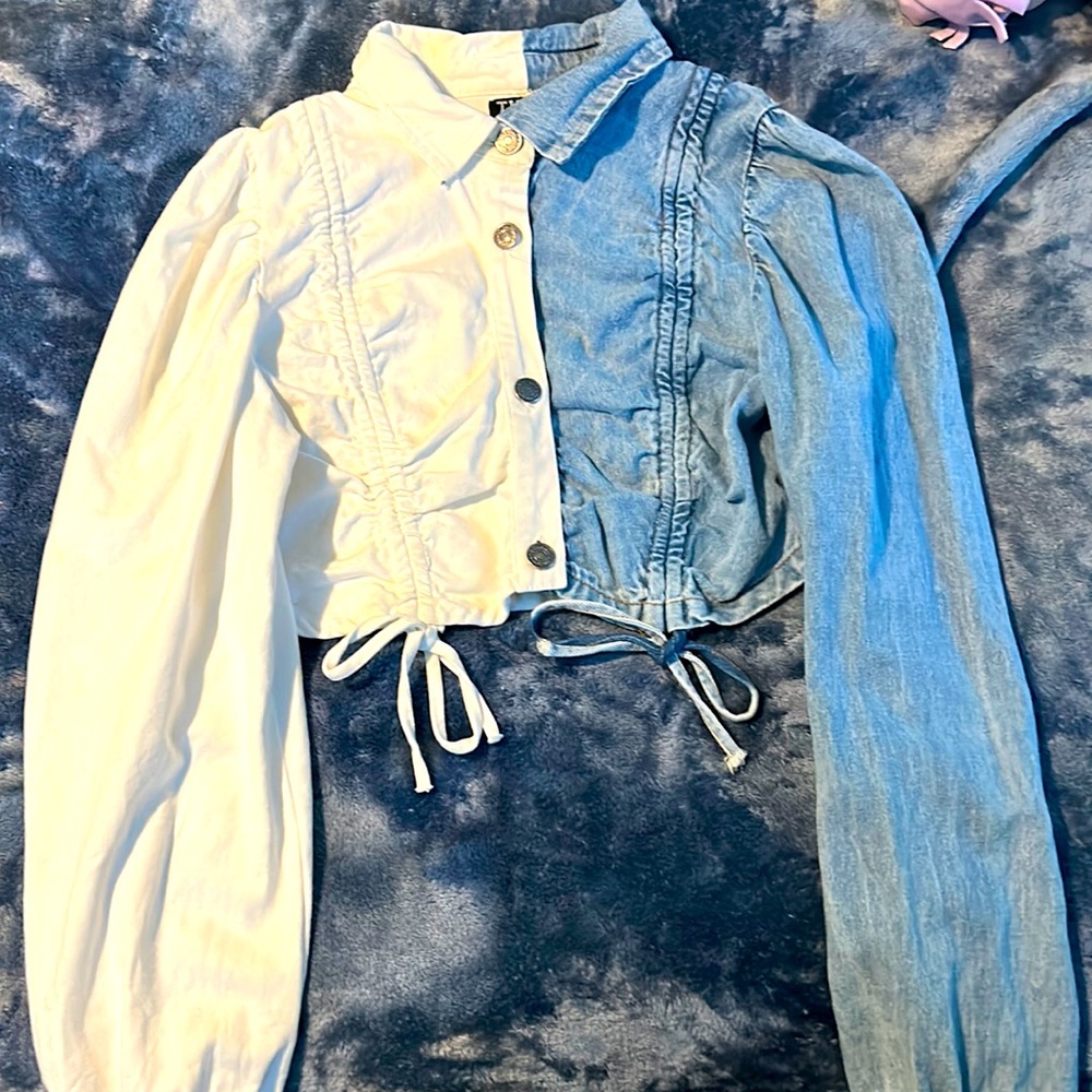 Brand is thrill jeans size is large and the color is blue and white